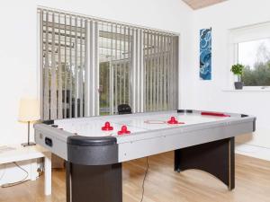 una gran mesa de ping pong blanca en una habitación en 8 person holiday home in Hals en Hals