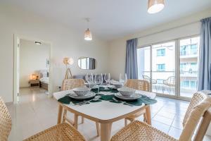 Fotografie z fotogalerie ubytování Hashtag Holiday Home - Stylish 1 Bedroom apartment in The Greens v Dubaji