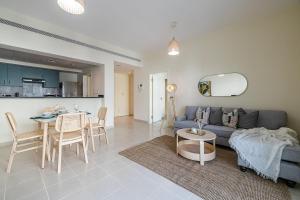 Fotografie z fotogalerie ubytování Hashtag Holiday Home - Stylish 1 Bedroom apartment in The Greens v Dubaji