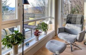 Χώρος καθιστικού στο 2 Bedroom Cozy Apartment In Ålesund