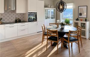 Η κουζίνα ή μικρή κουζίνα στο 2 Bedroom Cozy Apartment In Ålesund