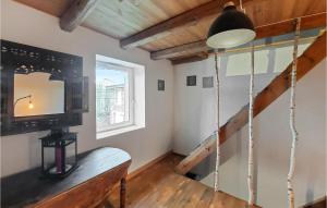 un soggiorno con scala e finestra di Gorgeous Home In Bas-en-basset With Kitchen a Bas-en-Basset