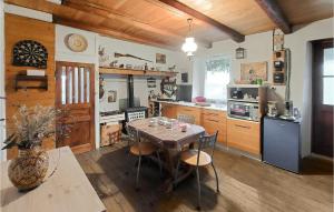 una cucina con tavolo e sedie in una stanza di Gorgeous Home In Bas-en-basset With Kitchen a Bas-en-Basset