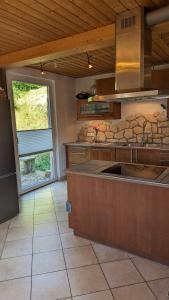 uma grande cozinha com um lavatório e uma janela em Kleines gemütliches Haus auf dem Land em Linsengericht