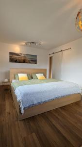 um quarto com uma cama grande num quarto em Kleines gemütliches Haus auf dem Land em Linsengericht