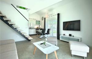 ein Wohnzimmer mit einem Sofa und einem TV in der Unterkunft Villa Crystallina in Umag