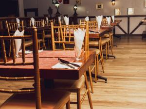 A restaurant or other place to eat at Ngwenya City Hotel
