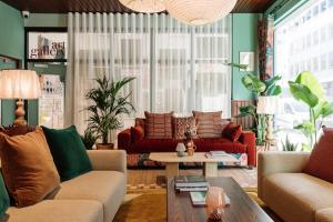 room2 Belfast Hometel的休息区