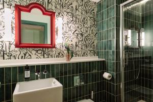 room2 Belfast Hometel的一间浴室