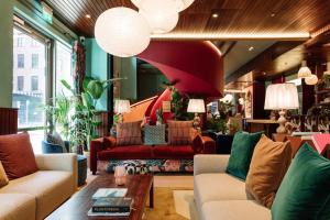 room2 Belfast Hometel的休息区