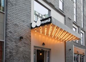 ベルファストにあるroom2 Belfast Hometelの灯りの店の看板