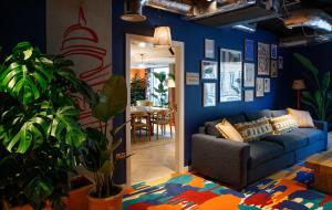 room2 Belfast Hometel的休息区