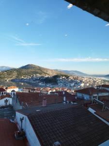 vistas a la ciudad desde el techo de un edificio en sunlight loft, en Kastoria
