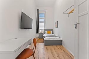 a bedroom with a bed and a tv on a wall at Neues zentrales Apartment,10 Betten,vollmöbliert, Wifi in Berlin