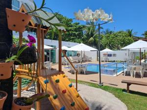 uma vista para um resort com uma piscina em Vivenda dos Corais em Porto de Galinhas