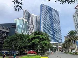 Cozy Condo Apartment in Makati / Manila with mall, restaurants, groceries, pool, netflix, disney+ and more في مانيلا: مجموعة مباني طويلة في مدينة