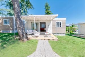 a house with a porch with a canopy at San Benedetto Camping Relais in Peschiera del Garda