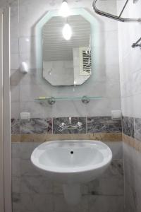 A bathroom at Mandalinn Hotel