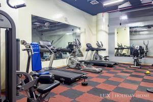 Fitness centrum a/nebo fitness zařízení v ubytování LUX The Marina View Suite 2