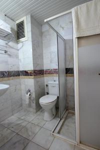 A bathroom at Mandalinn Hotel