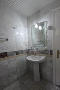 A bathroom at Mandalinn Hotel