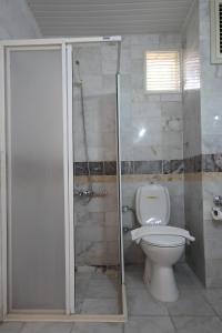 A bathroom at Mandalinn Hotel
