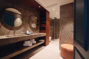 bagno con lavandino e specchio di Eight Hotel Portofino a Portofino