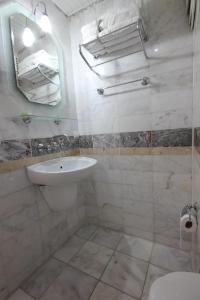 A bathroom at Mandalinn Hotel