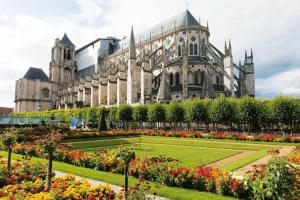 un gran edificio con un jardín delante de él en L'Écurie de Lili entre Bourges et Sancerre, en Azy