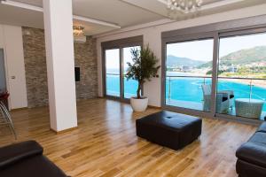 Bazén v ubytování Hotel Ponta Nova nebo v jeho okolí
