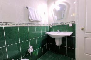 A bathroom at Mandalinn Hotel