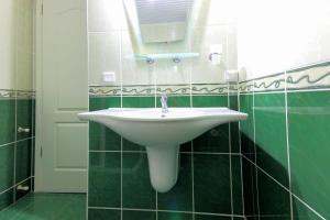 A bathroom at Mandalinn Hotel