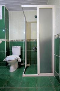 A bathroom at Mandalinn Hotel