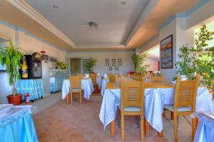 A restaurant or other place to eat at Mandalinn Hotel