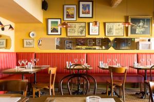 un restaurante con mesas y sillas en una habitación en Hotel Beaulieu Lyon Charbonnières, en Charbonnières-les-Bains