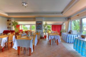 A restaurant or other place to eat at Mandalinn Hotel