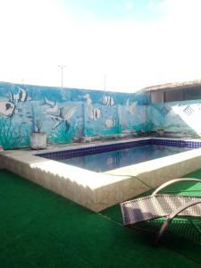 basen przed ścianą z obrazem w obiekcie Pousada Taíba Natureza w mieście São Gonçalo do Amarante