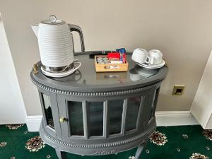 a table with a tea kettle and cups on it at Lakeside Manor Hotel in Virginia