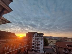 Pohľad na východ alebo západ slnka z apartmánu alebo blízkeho okolia