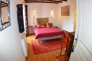 シオラック・アン・ペリゴールにあるLes Deux Toursの赤いベッドカバーがかかったベッドのある寝室 +62枚の写真