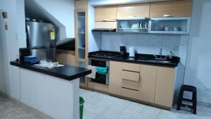 eine kleine Küche mit Spüle und Kühlschrank in der Unterkunft Apartamento en Ibague in Ibagué