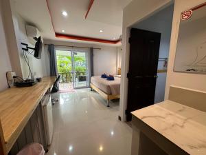 una camera con un letto in camera di CheeVa Beach Resort a Baan Tai