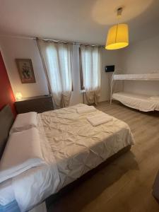 1 dormitorio con 1 cama blanca grande y estante blanco en Romantic enchantment with private bathroom, en Venecia
