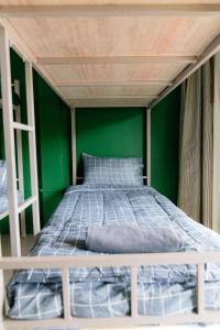 Aonang Knockout Hostel tesisinde bir odada yatak veya yataklar