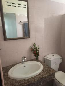 W łazience znajduje się umywalka, toaleta i lustro. w obiekcie Aonang Knockout Hostel w Aonang Beach