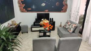 sala de estar con sofá, sillas y chimenea en Apartamento en Ibague, en Ibagué