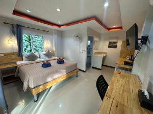 バーン・タイにあるCheeVa Beach Resortのベッドルーム1室(ベッド1台、人形2人形付)