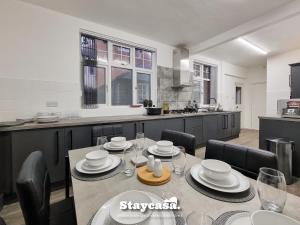 cocina con mesa y sillas en Stunning 5bdr Detached King Suite Abode, en Leicester