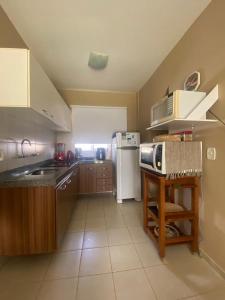 Il comprend une cuisine équipée d'une cuisinière et d'un réfrigérateur. dans l'établissement Paraiso de Maracajau 4, à Maracajaú