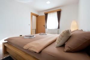 1 dormitorio con 1 cama grande y 2 almohadas en 1-Bedroom Apartment with Balcony, en Ledine